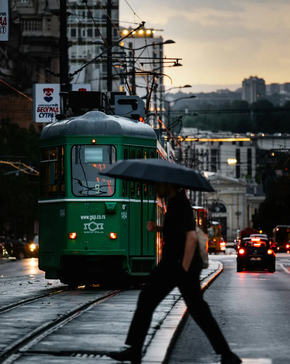 Belgrad'da yağmurlu bir akşam, yeşil tramvay